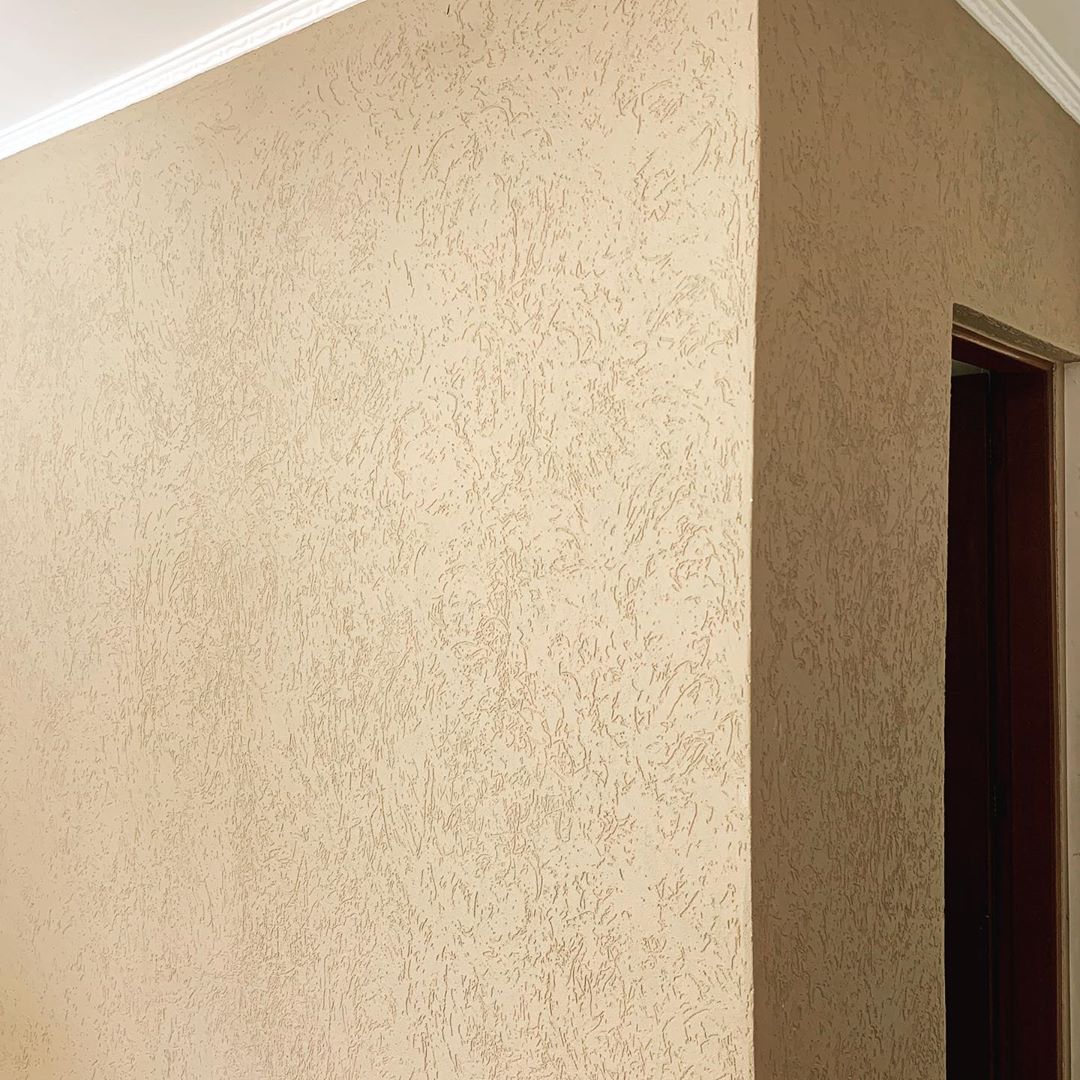 10 Inspirações de Salas com Grafiato que Você Vai Adorar 12 Com o uso de grafiato, a parede da sala torna-se super repelente à água, garantindo maior durabilidade.