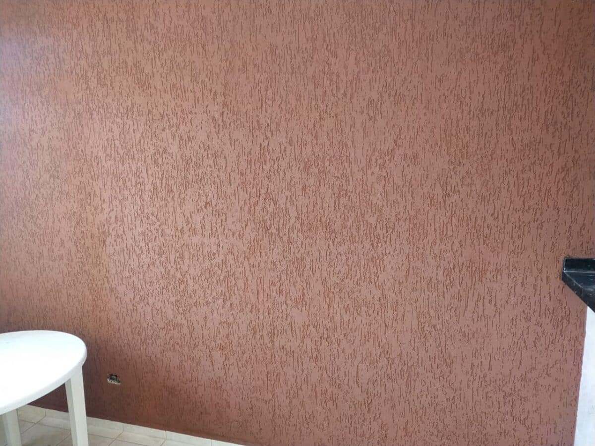 10 Inspirações de Salas com Grafiato que Você Vai Adorar 19 A decoração com grafiato nesta sala é prática e pode ser feita sem necessidade de manutenção periódica.