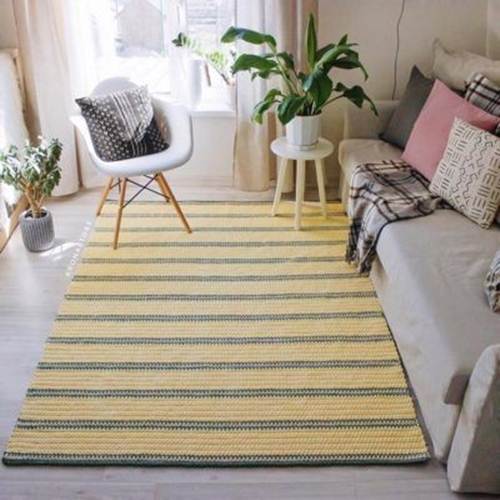 11 Ideias de Tapete de Crochê para Sala que Você Vai Adorar 10 Amarelo sempre traz mais energia para a decoração. Para a sala de estar, a escolha foi um tapete de crochê retangular com listras cinzas.