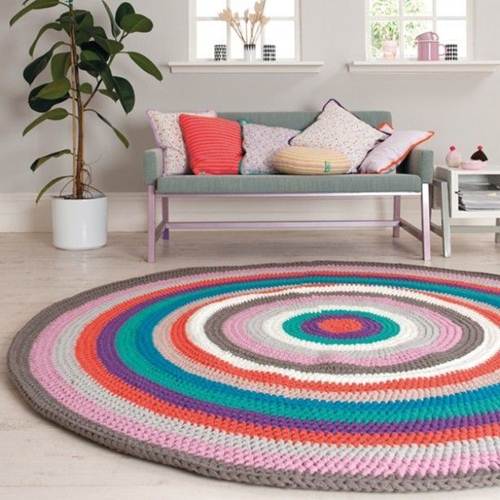 11 Ideias de Tapete de Crochê para Sala que Você Vai Adorar 11 Tapete circular multicolorido traz mais alegria para a decoração.