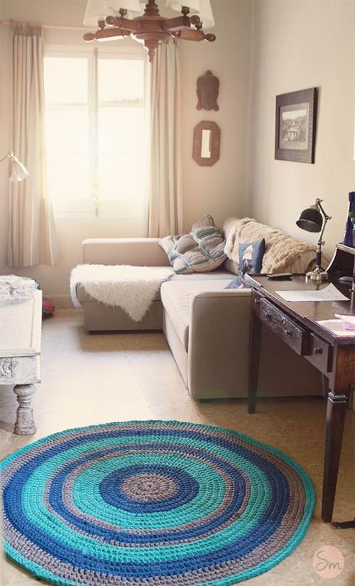 11 Ideias de Tapete de Crochê para Sala que Você Vai Adorar 12 Na sala mais sóbria, as atenções são todas voltadas para o tapete circular em tons de azul e detalhes cinza.