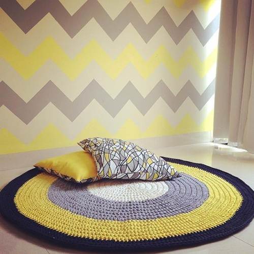 11 Ideias de Tapete de Crochê para Sala que Você Vai Adorar 13 Nesse ambiente de descanso, o ziguezague da parede contrasta com as formas circulares do tapete.
