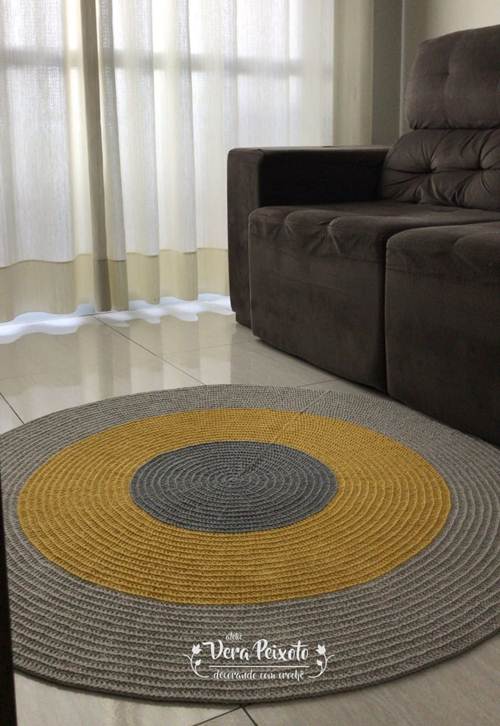 11 Ideias de Tapete de Crochê para Sala que Você Vai Adorar 15 Para quebrar a seriedade da sala de estar, um tapete de crochê com centro amarelado.