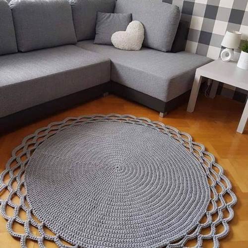 11 Ideias de Tapete de Crochê para Sala que Você Vai Adorar 16 Esse tapete em cor mais sóbria é tão delicado que realmente parece uma flor.