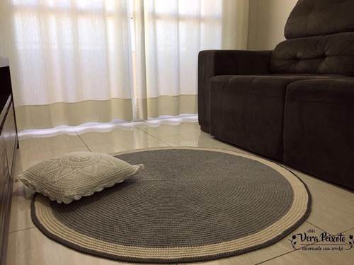 11 Ideias de Tapete de Crochê para Sala que Você Vai Adorar 19 Dependendo das cores escolhidas, a sala de estar pode manter o seu caráter sóbrio. Para acompanhar, uma almofada com capa de crochê branca.