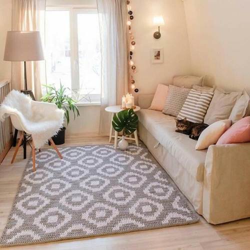 11 Ideias de Tapete de Crochê para Sala que Você Vai Adorar 20 Para essa sala mais delicada, um tapete de crochê retangular estampado com cores neutras.