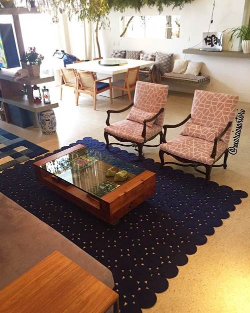 11 Ideias de Tapete de Crochê para Sala que Você Vai Adorar 1 Para essa sala, a aposta foi em um tapete de crochê retangular azul royal.