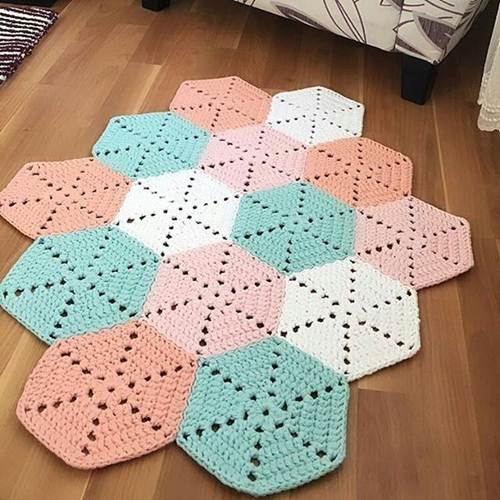 11 Ideias de Tapete de Crochê para Sala que Você Vai Adorar 8 Aqui, o tapete de crochê em candy colors é composto por uma série de hexágonos.