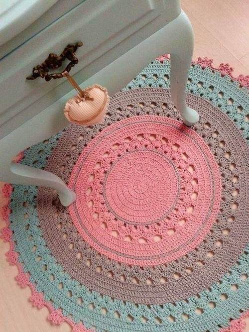 11 Ideias de Tapete de Crochê para Sala que Você Vai Adorar 3 Essa outra opção de tapete redondo, em três tons, é carregado de feminilidade.
