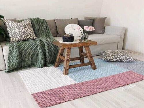 11 Ideias de Tapete de Crochê para Sala que Você Vai Adorar 4 O mix de cores também foi a escolha para esse tapete de crochê. Ao fundo, uma manta em crochê complementa a decoração handmade.