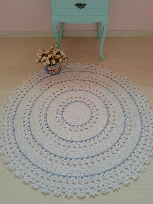 11 Ideias de Tapete de Crochê para Sala que Você Vai Adorar 2 O tapete redondo de crochê com detalhes em azul claro traz mais delicadeza para esse ambiente.