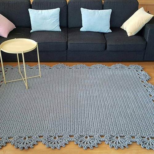 11 Ideias de Tapete de Crochê para Sala que Você Vai Adorar 5 Nessa sala de estar, a bossa fica por conta dos bicos no tapete em crochê com linha cinza.