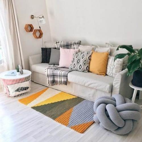 11 Ideias de Tapete de Crochê para Sala que Você Vai Adorar 7 Acompanhando a tendência de formas geométricas na decoração, o tapete de crochê une diferentes triângulos.