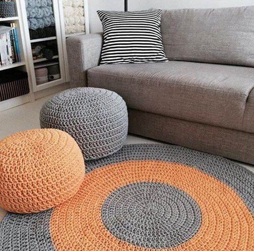 11 Ideias de Tapete de Crochê para Sala que Você Vai Adorar 9 As cores de destaque da decoração foram levadas também para o tapete redondo de crochê no centro da sala. Os pufes também foram revestidos com o material.