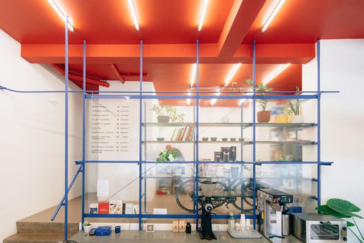 Projetos de pequenos cafés: 20 exemplos com plantas e cortes - Imagem 9 de 89