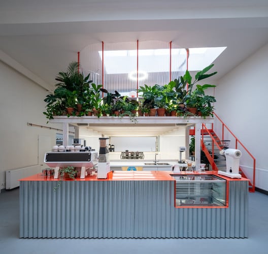Projetos de pequenos cafés: 20 exemplos com plantas e cortes - Imagem 10 de 89