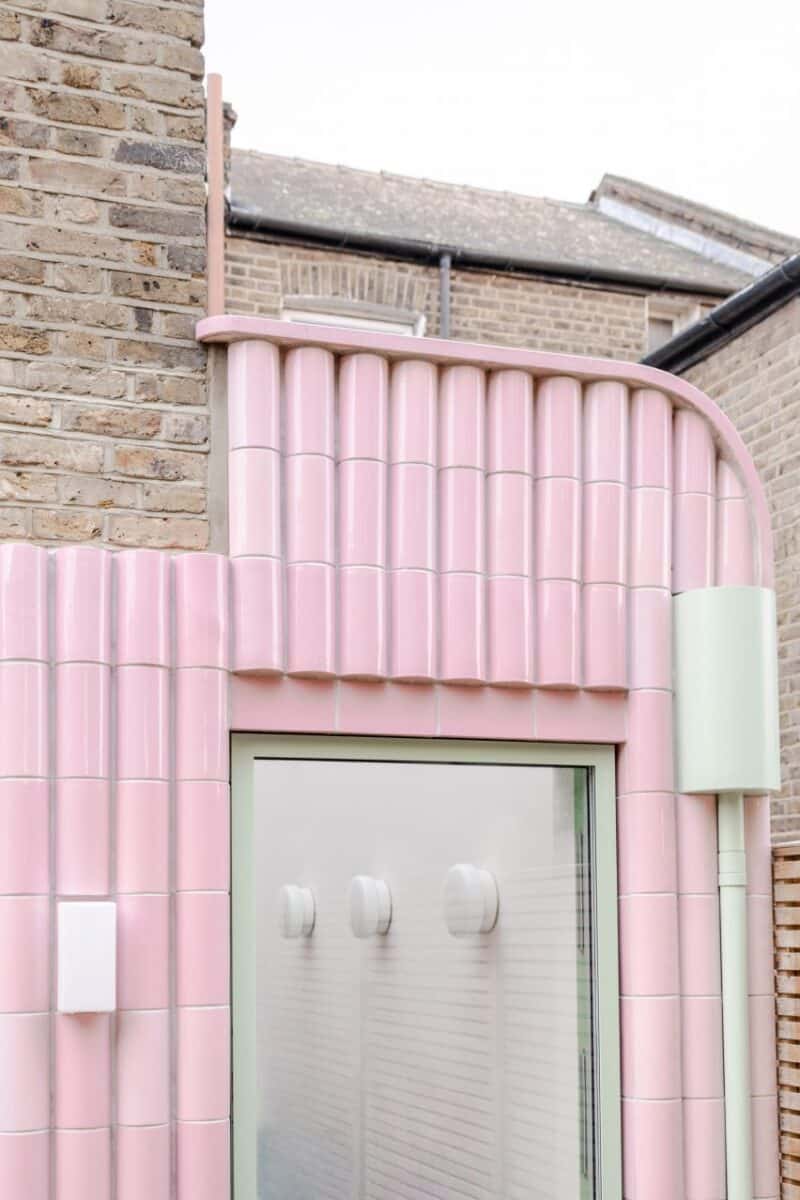 Extensão vibrante da Beacon House encanta com azulejos rosa. 2 Azulejos rosa de formato ''travesseiro'' revestem a extensão