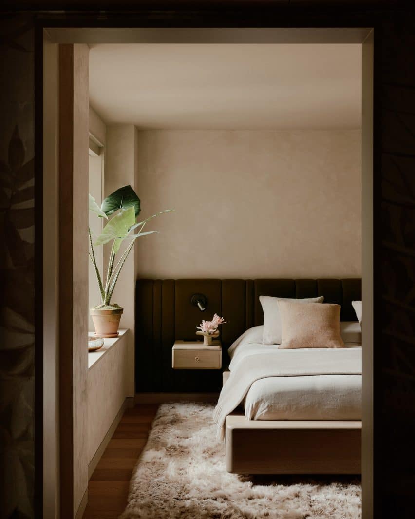 Transformação deslumbrante de apartamento em Manhattan. 3 Imagem do quarto com um carpete macio e cores neutras, localizado no lado mais tranquilo do apartamento.