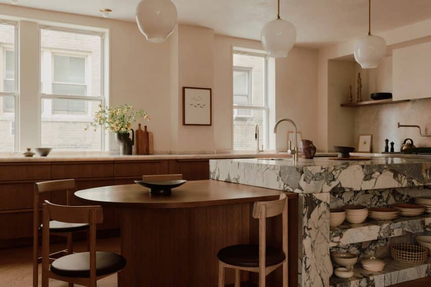 Transformação deslumbrante de apartamento em Manhattan. 4 Cozinha com uma ilha de mármore, oferecendo um visual sofisticado e elegante.