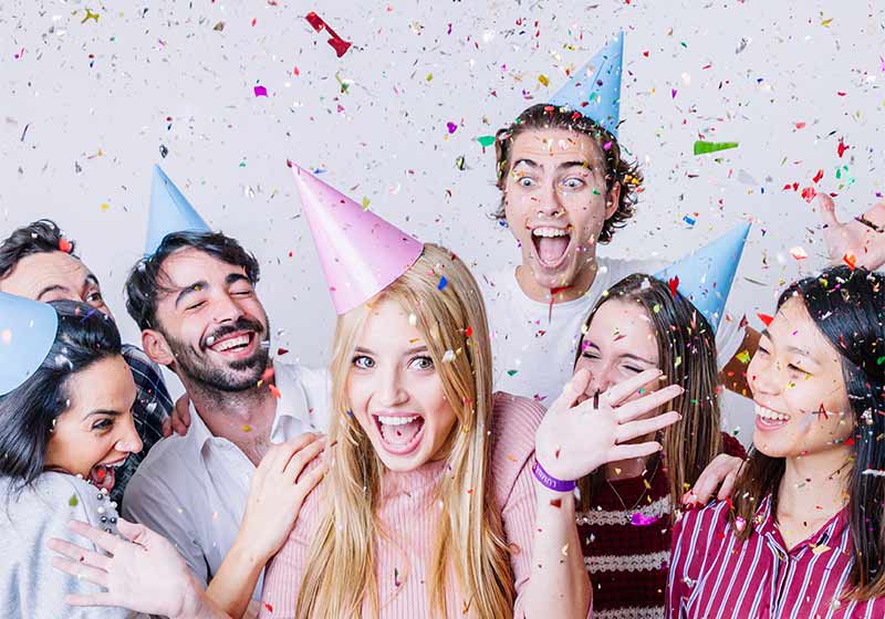Festa de Aniversário Simples: Ideias Criativas para Celebrar com Estilo 10 Comemoração de aniversário surpresa