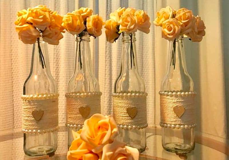Festa de Aniversário Simples: Ideias Criativas para Celebrar com Estilo 8 Garrafinhas de vidro como decoração
