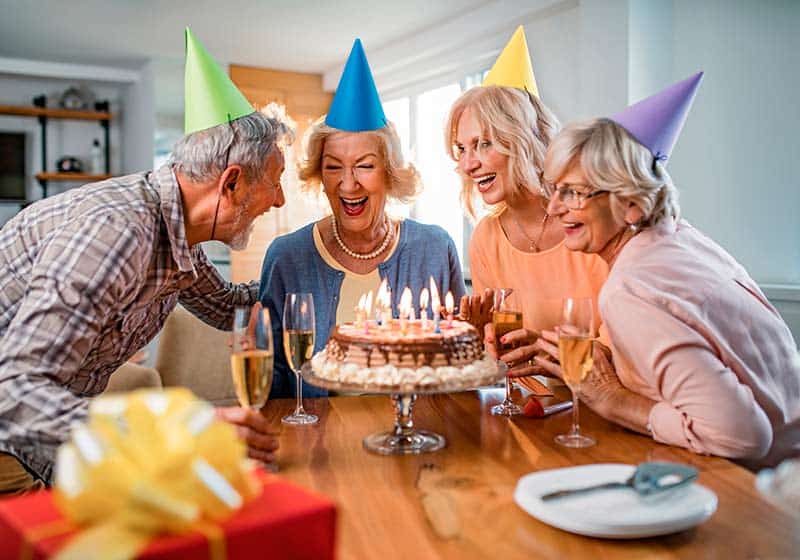 Festa de Aniversário Simples: Ideias Criativas para Celebrar com Estilo 1 Grupo de quatro pessoas comemorando um aniversário