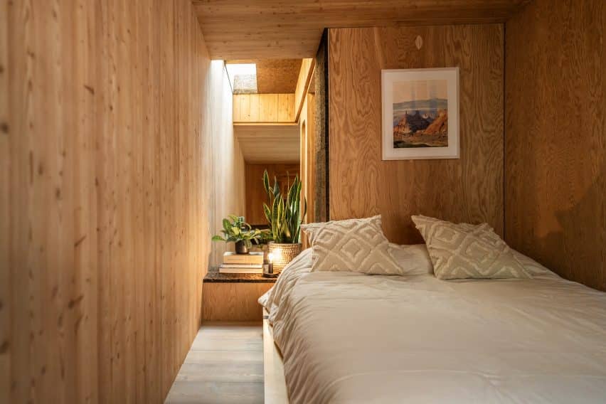 Cabana inovadora em Austin utiliza materiais sustentáveis e naturais. 3 Interior revestido em madeira da cabana