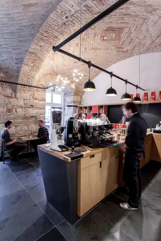 Projeto de cafeteria: como fazer e inspirações reais. 5 Projetos de pequenos cafés: 20 exemplos com plantas e cortes - Imagem 5 de 89