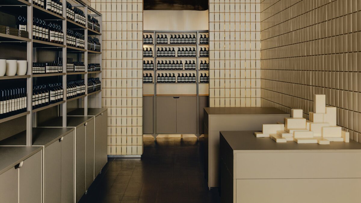 Aesop transforma loja em Londres com escultura de sabonete. 1 Aesop transforma loja em Londres com escultura de sabonete.