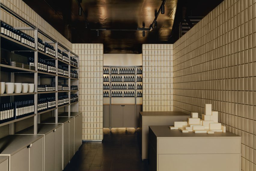 Aesop transforma loja em Londres com escultura de sabonete. 2 Interior da loja Aesop em Knightsbridge, mostrando a instalação dos sabões e o design minimalista.