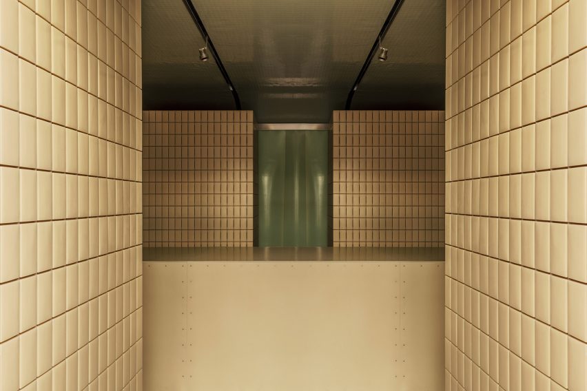 Aesop transforma loja em Londres com escultura de sabonete. 3 A instalação que foi anteriormente exibida durante a semana de design de Milão, com um layout gridded de barras de sabão.