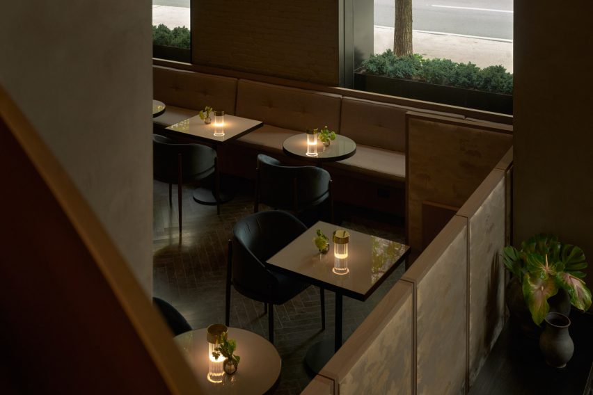 Interiores sofisticados e minimalistas no novo hotel de NYC. 3 Visão do bar no átrio com assentos que aproveitam a altura do teto e janelas voltadas para a rua.