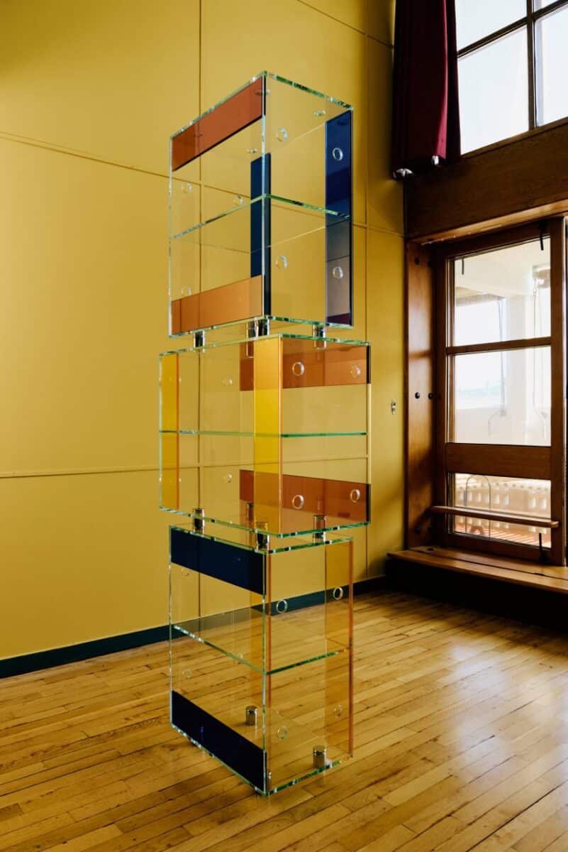 Design inovador transforma apartamento icônico de Le Corbusier. 4 Estante formada por caixas de vidro empilhadas, com um design modular e criativo.