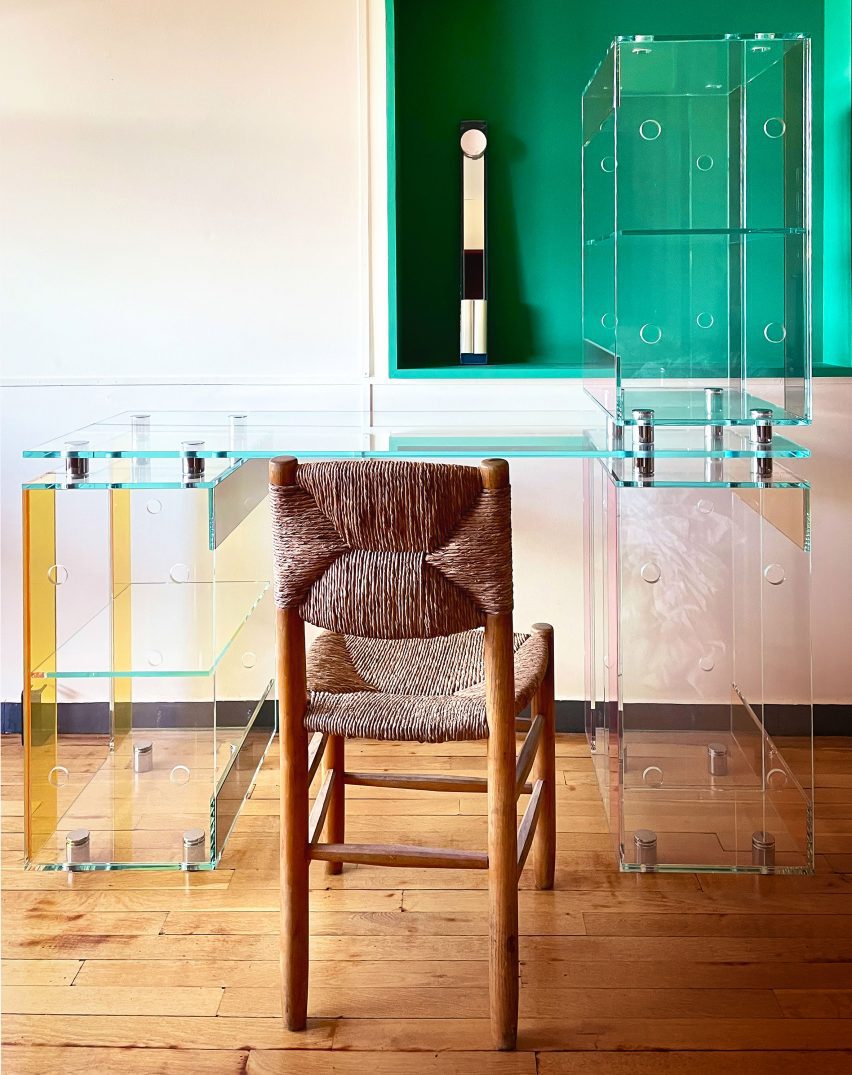 Design inovador transforma apartamento icônico de Le Corbusier. 3 Mesa de escritório de plástico transparente, mostrando a versatilidade e inovação da dupla.