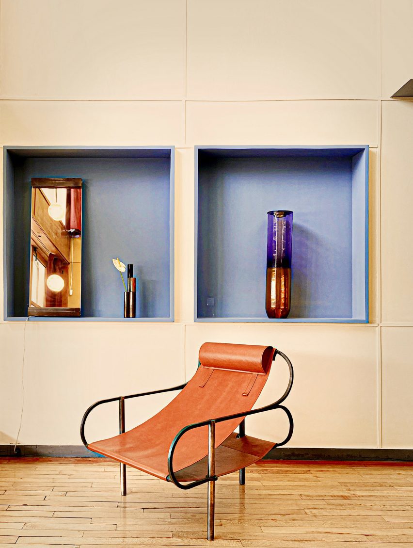 Design inovador transforma apartamento icônico de Le Corbusier. 2 Cadeira de braço em couro e metal, influenciada pelo trabalho de Le Corbusier, apresentada na exposição.