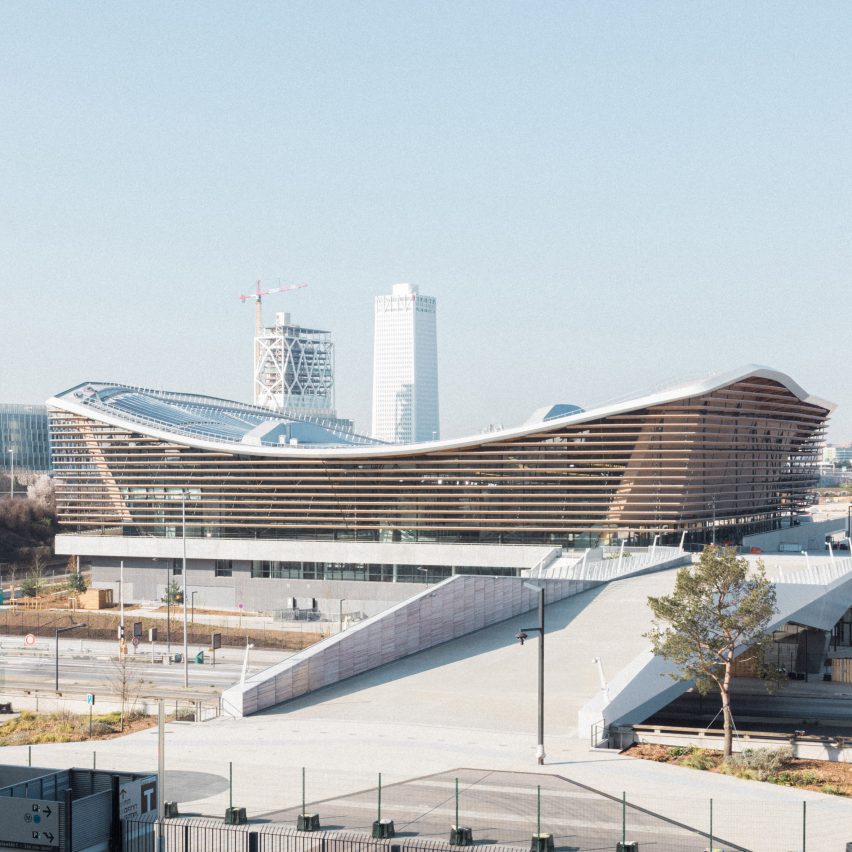 O Centro Aquático, projetado por VenhoevenCS e Ateliers 2/3/4 para as Olimpíadas de Paris 2024.