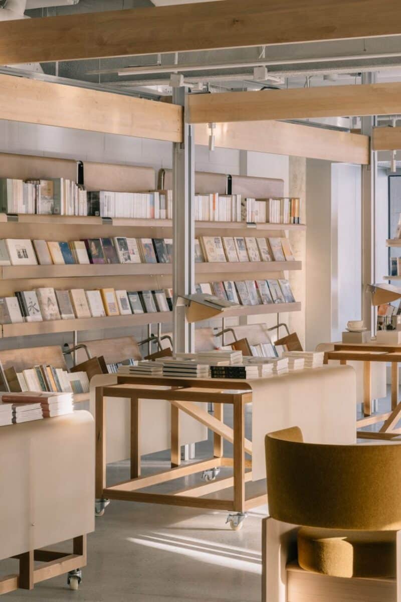 Luz e natureza: a encantadora livraria na China. 3 Abertura circular no telhado inclinado do livro Naïve que proporciona luz natural.