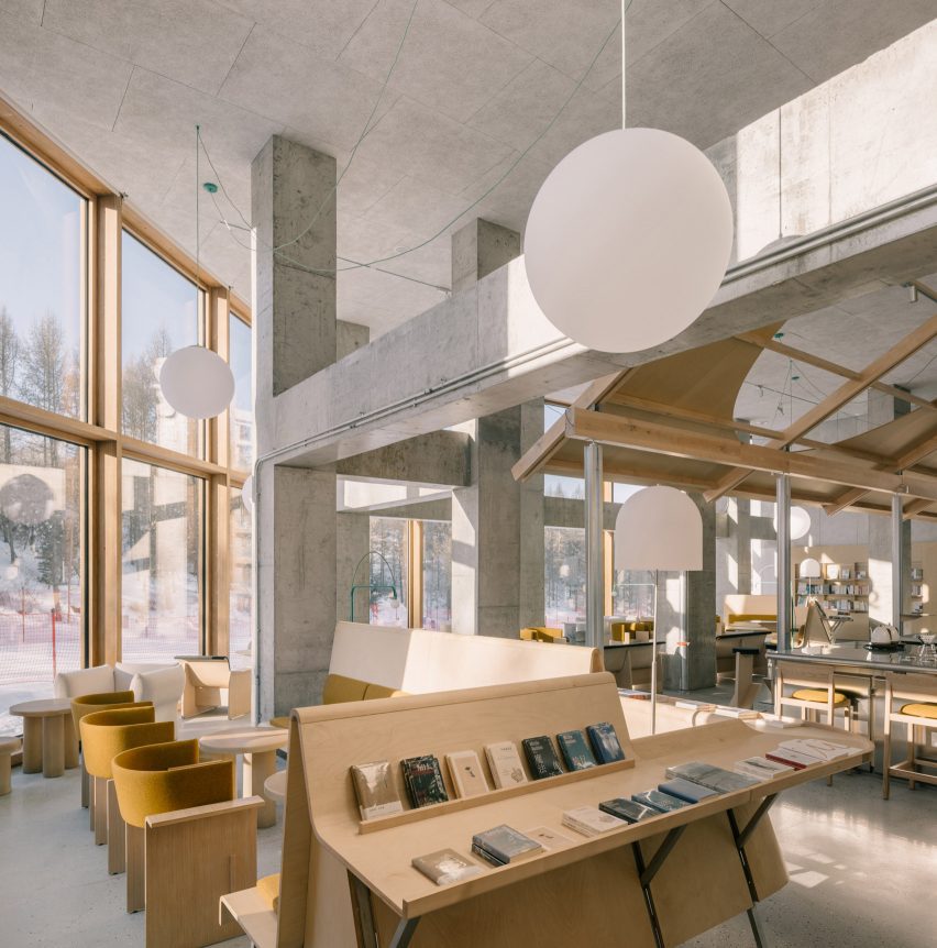 Luz e natureza: a encantadora livraria na China. 4 Mesas de exposição feitas de madeira coberta com fibra de vidro, criando um ambiente acolhedor.