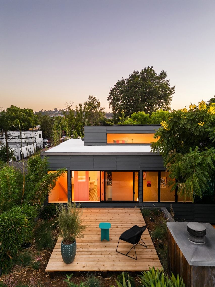 Arquitetos transformam casa em refúgio iluminado e acolhedor. 2 Atwater House é o lar dos cofundadores da Design, Bitches, Rebecca Rudolph e Colin Thompson.