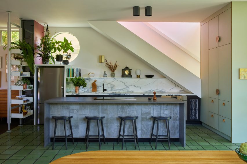 Oito casas autênticas e inspiradoras projetadas por arquitetos. 2 Casa Atwater, projetada por Rebecca Rudolph e Colin Thompson, combina mármore polido com elementos em concreto personalizáveis.