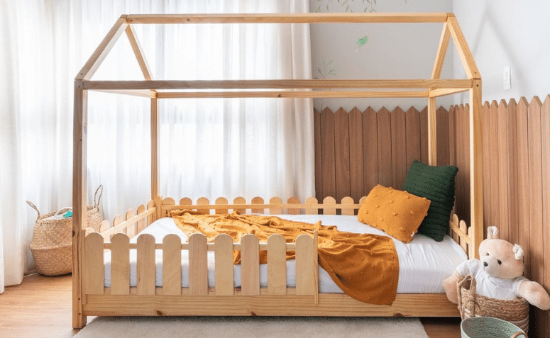 Foto de cama montessoriana, um modelo que permite independência e autonomia na hora de dormir.
