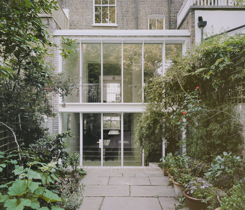 Arquitetura brilhante: extensão metálica transforma casa vitoriana. 2 Vista externa da residência Camden em Londres.