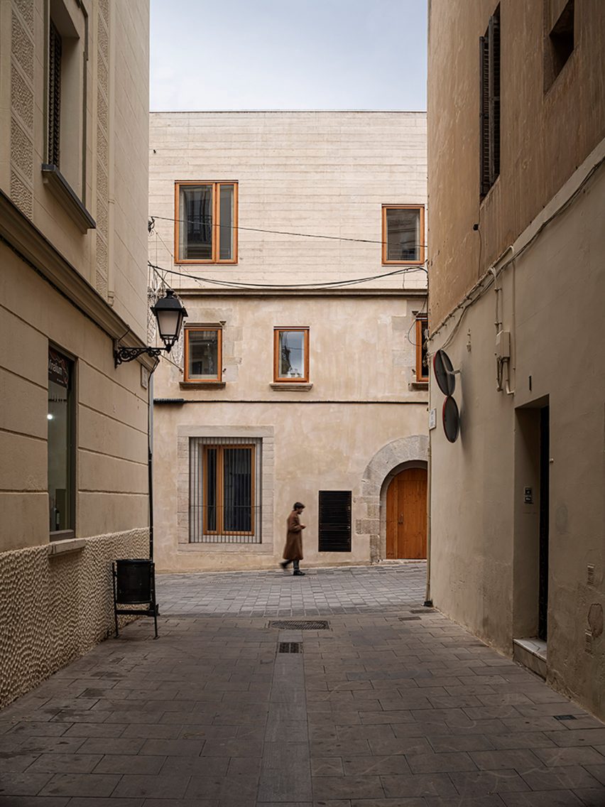 Casa 1736: Inovadora residência de concreto em Barcelona. 2 Vista externa da Casa 1736, destacando as robustas paredes de concreto.