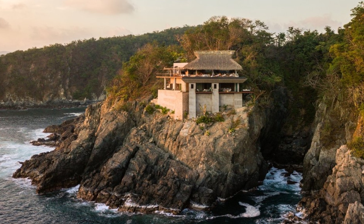 Arquitetura Sustentável: A Casa Acantilado no México 2 Imagem da Casa Acantilado projetada por Zozaya Arquitectos, localizada em um penhasco com vista para o Oceano Pacífico.