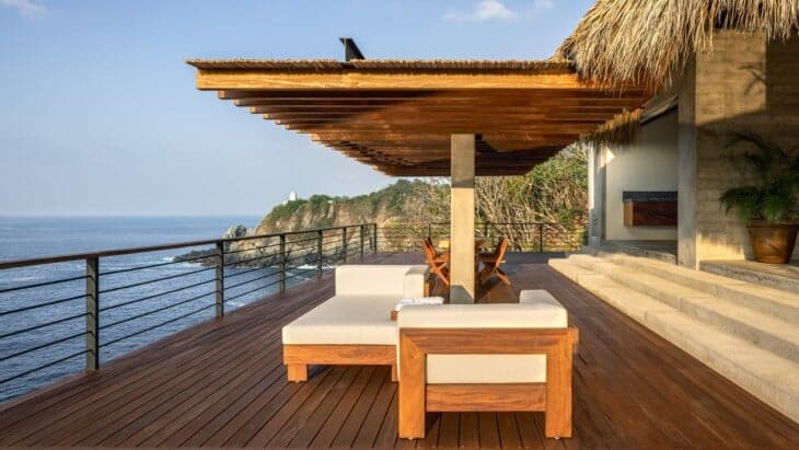 Arquitetura Sustentável: A Casa Acantilado no México 8 Foto da piscina com borda infinita, que se conecta diretamente ao oceano.