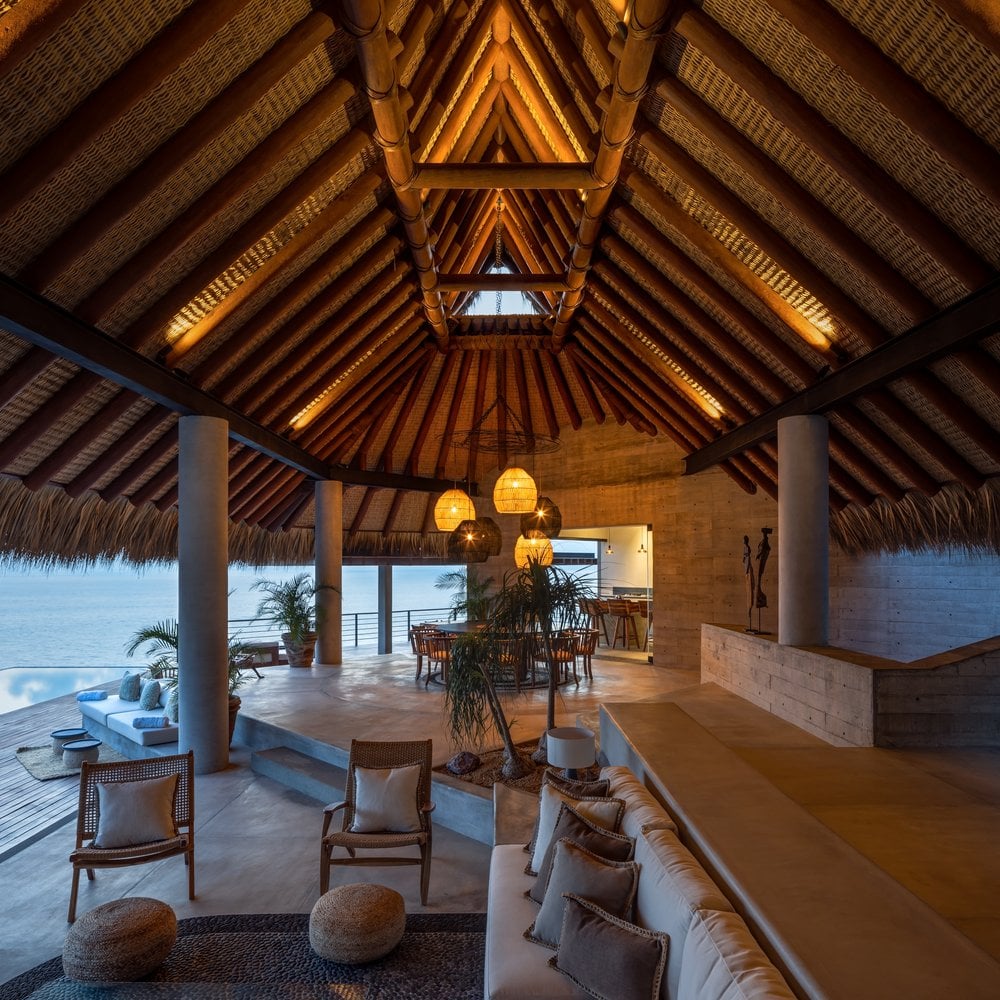 Arquitetura Sustentável: A Casa Acantilado no México 10 Imagem de uma escadaria que liga o espaço social ao térreo, acessando os quartos.