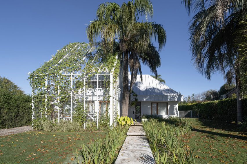 Visão externa da Casa Wiz, destacando o novo greenhouse de dois andares adicionado à propriedade.