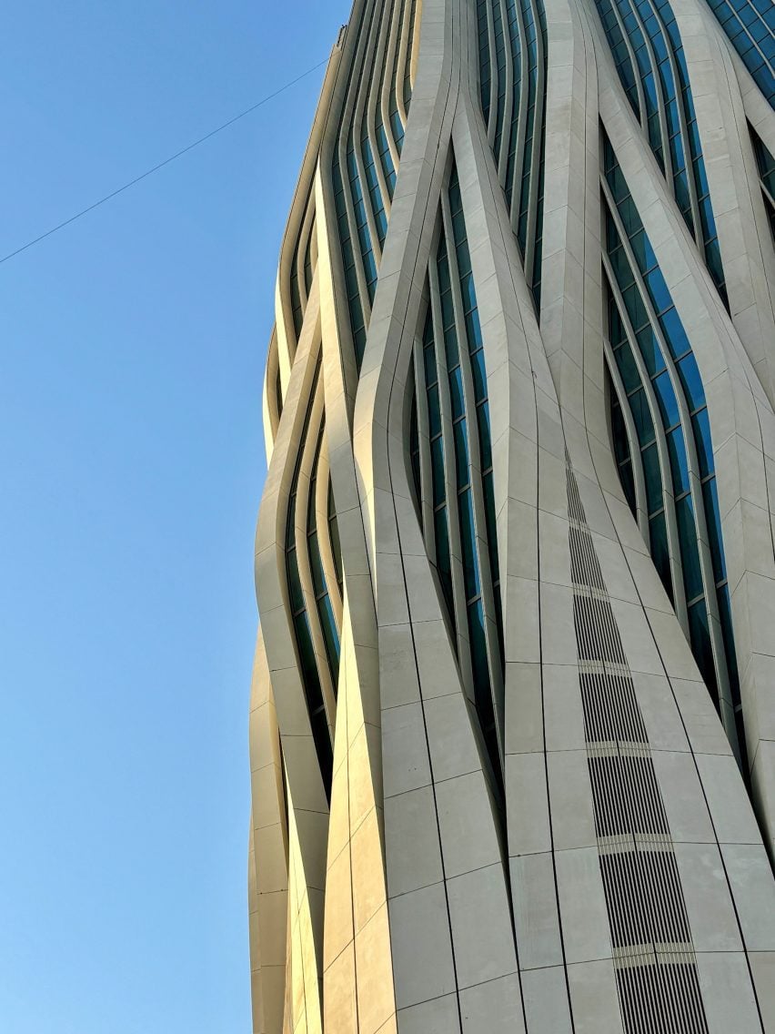 Impressionante arranha-céu do Banco Central do Iraque quase finalizado. 3 Detalhe da construção do Banco Central do Iraque, mostrando a transição dinâmica do design da base para o topo do edifício.
