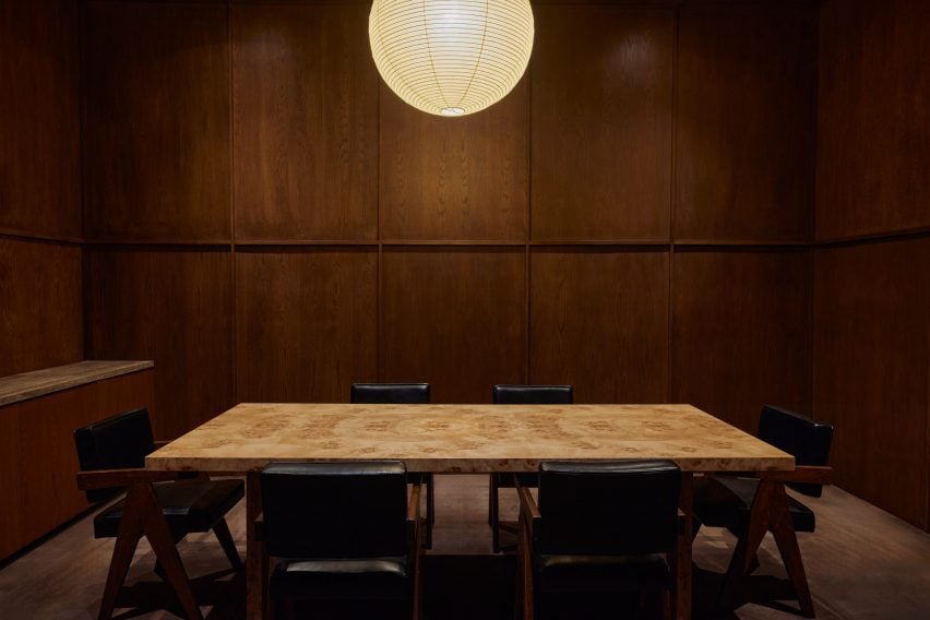 Escritórios criativos em Los Angeles com design inovador e acolhedor. 4 Sala de conferência com paredes em maple, mesa de madeira burl e cadeiras Pierre Jeanneret.