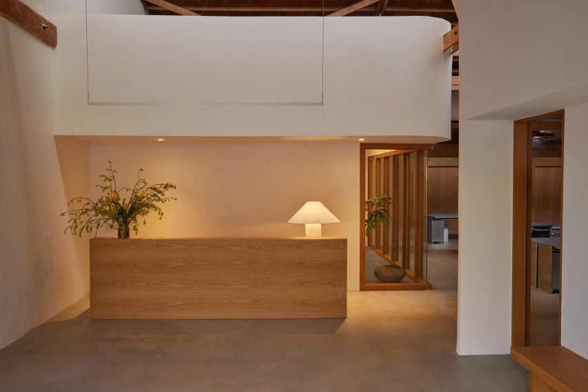Escritórios criativos em Los Angeles com design inovador e acolhedor. 2 Recepção mínima com balcão em carvalho branco que dá boas-vindas aos visitantes.